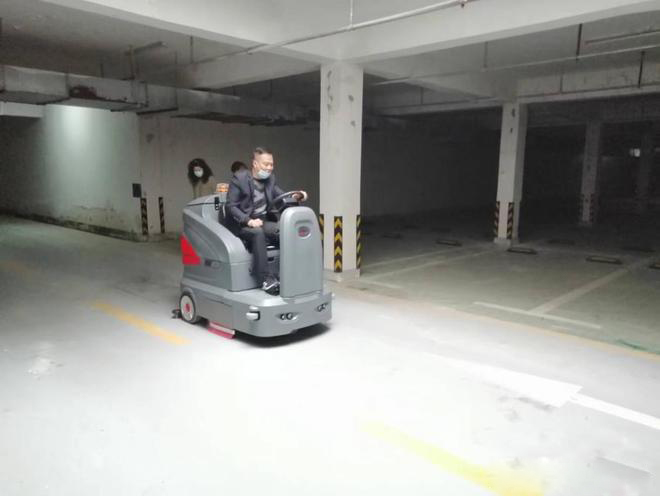 海北小区物业保洁不用人力改用驾驶式洗地机了
